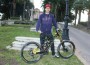 MARKO POSA A PIE DEL SANTUARIO ANTES DE PARTIR PARA SUDÁFRICA CON SU NUEVA BICICLETA SCOTT