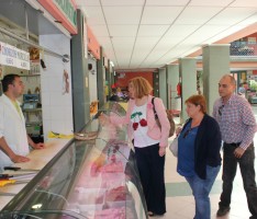 Concejales del Grupo Municipal Socialista conversan con comerciantes Mercado Municipa