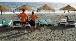 Voluntarios de protección civil vigilando en la playa de La Guardia-w1289-h1289