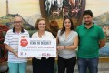 Alicia Crespo junto a Maria Elena Targa y representantes de Jesús Abandonado durante la entrega del cheque solidario (Foto: El Faro)