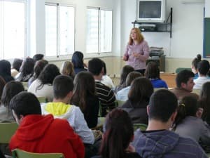 Almón anima a jóvenes a no tener miedo de expresar sus opiniones y sus ideas políticas