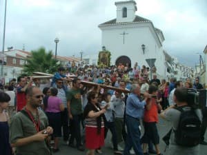La Cruz del Papa recorre triunfalmente las calles de Motril