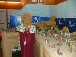 El rey Melchor preside el belén montado por la cofradía del Dulce Nombre de Jesús