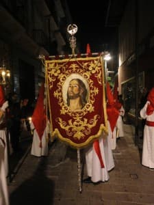 La cofradía la Oración en el Huerto de los Olivos engrandece la noche del Lunes Santo con su desfile procesional