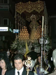 Perdón y Misericordia desafian al mal tiempo y ponen en la calle su cortejo penitencial