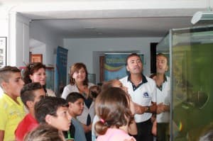 Un centenar de niños se sumergen en el mundo marino con una visita al SIMAR y al Puerto de Motril