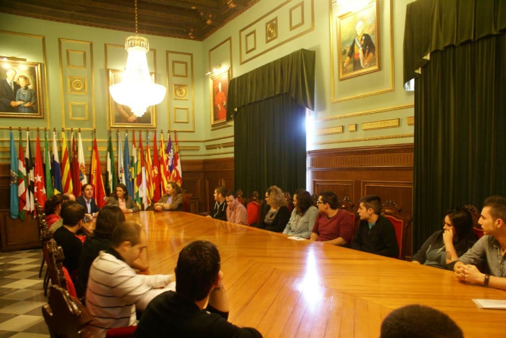 La alcaldesa de Motril se reúne con las asociaciones juveniles con motivo del Día Europeo de la Juventud