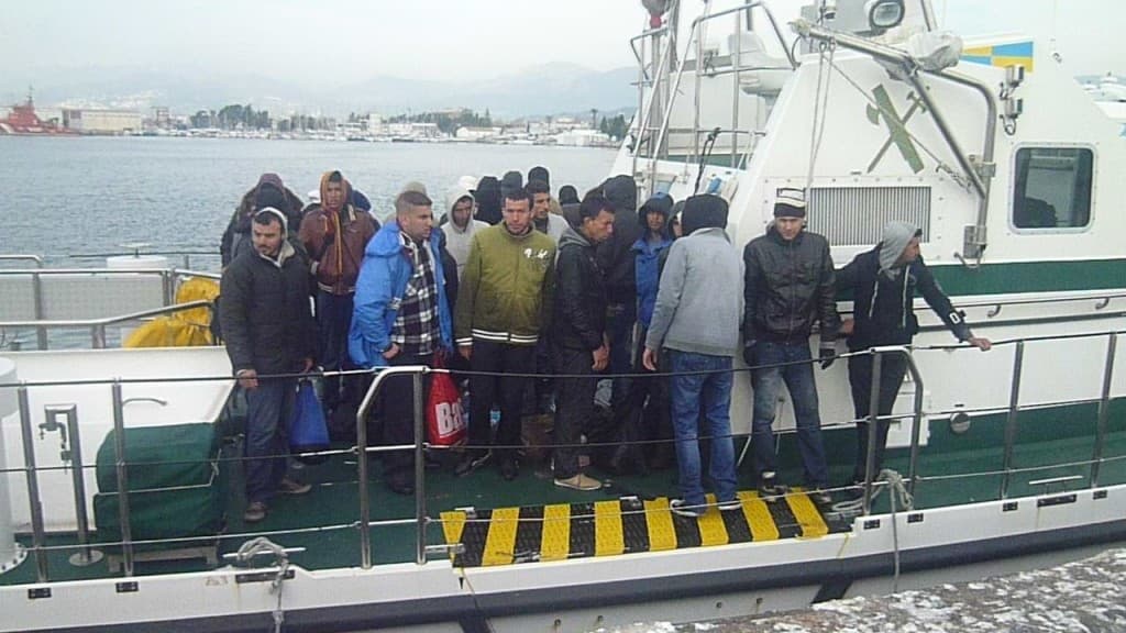 Llegan al puerto de Motril 26 inmigrantes interceptados por la Guardia Civil