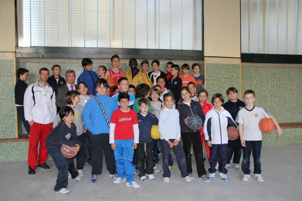 Alumnos de la escuela municipal de baloncesto comparten una jornada con el jugador profesional, Pape Seck