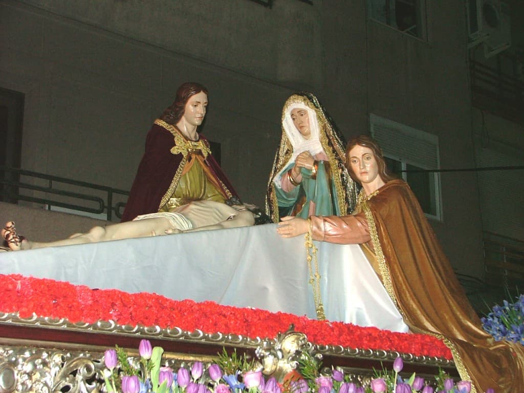 El Yacente y la Soledad ultiman su estación de penitencia en la hora previa a la gloriosa resurrección de Cristo
