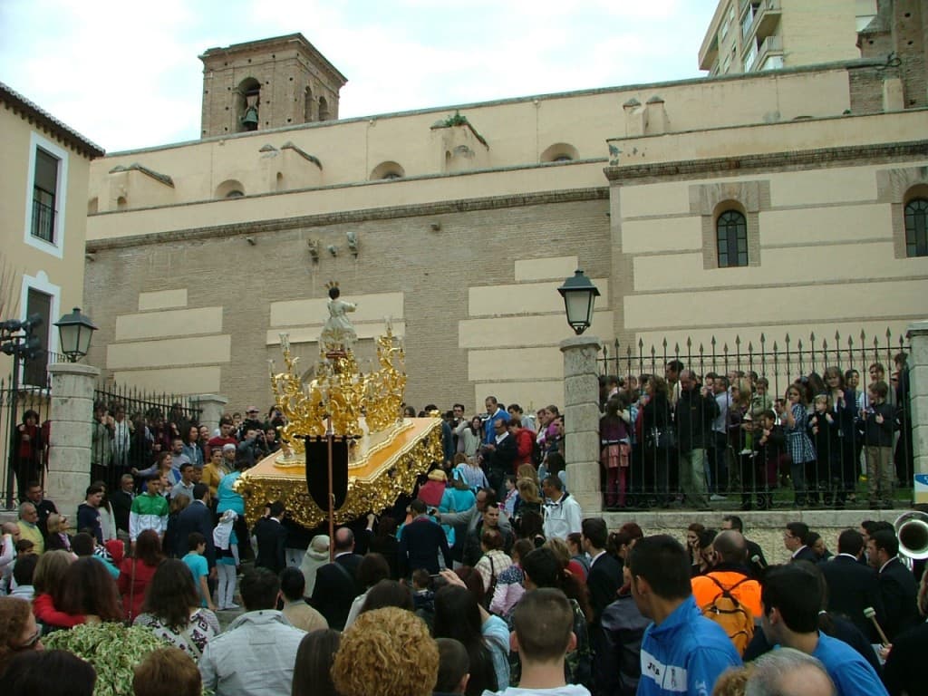 Gloria al Hijo de Dios en las alturas en la mañana del domingo de resurrección