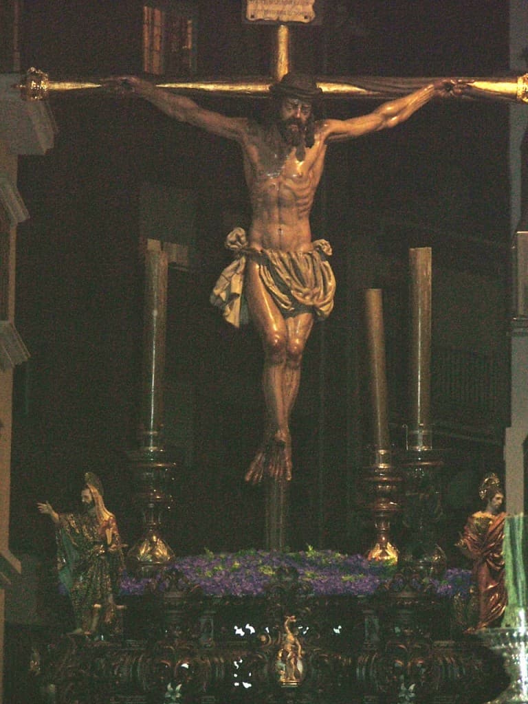 La Vera Cruz hace solemne la noche del viernes santo con el transito del Señor de la Expiración por las calles de Motril