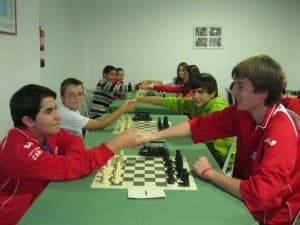 El Club Ajedrez IMPERLUC Motril «A» empieza la temporada ganando por 4-0 al Club Ajedrez las Cuatro Torres de Santa Fe