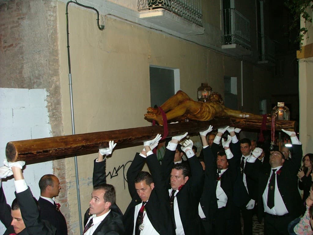 MIERCOLES SANTO La cofradia de Los Estudiantes hace grande su santo via crucis por las calles de la ciudad
