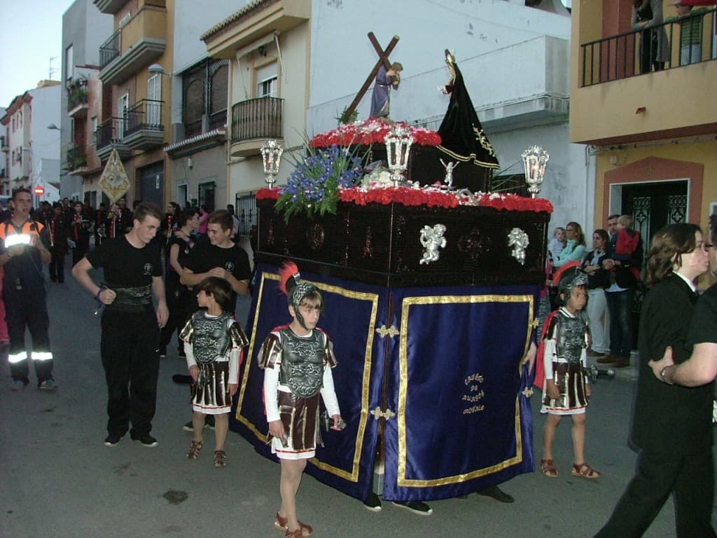 SÁBADO DE PASIÓN El Cristo de Burgos imprime esencia cofrade al primer desfile procesional de Semana Santa