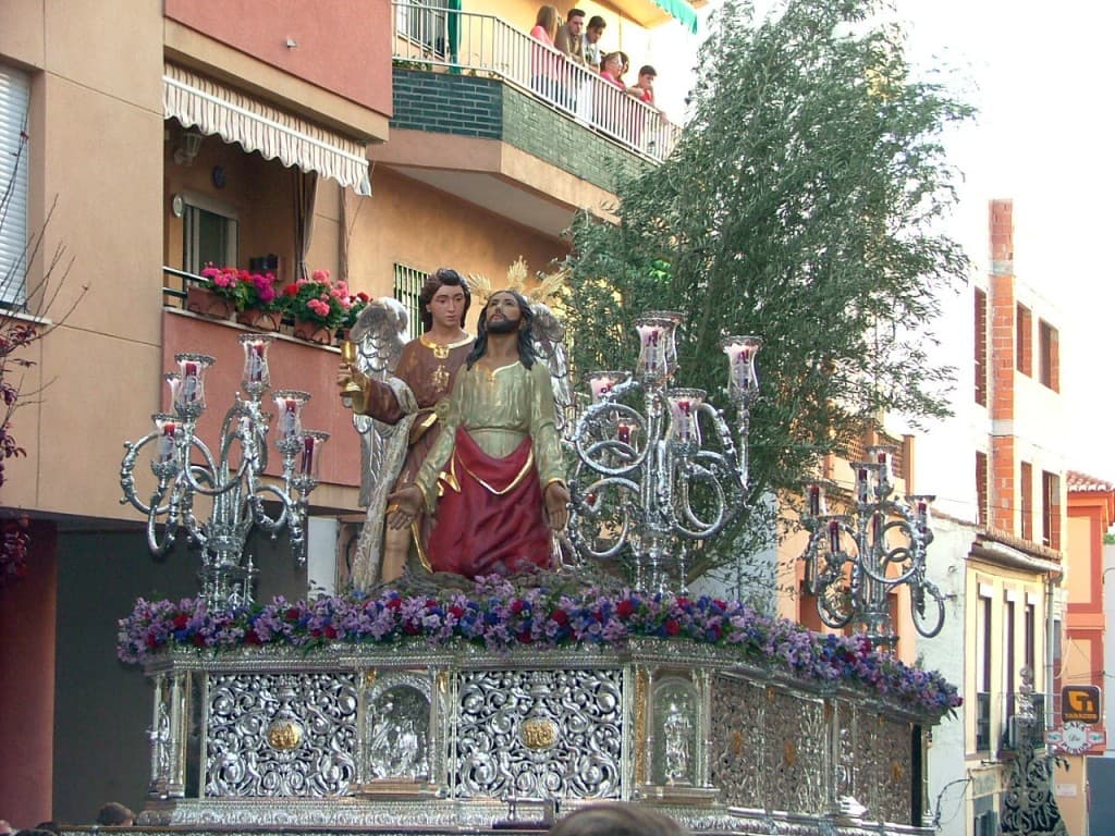 LUNES SANTO La Oracion en el Huerto de los Olivos da vida en la calle al primer pasaje del Vía-Crucis