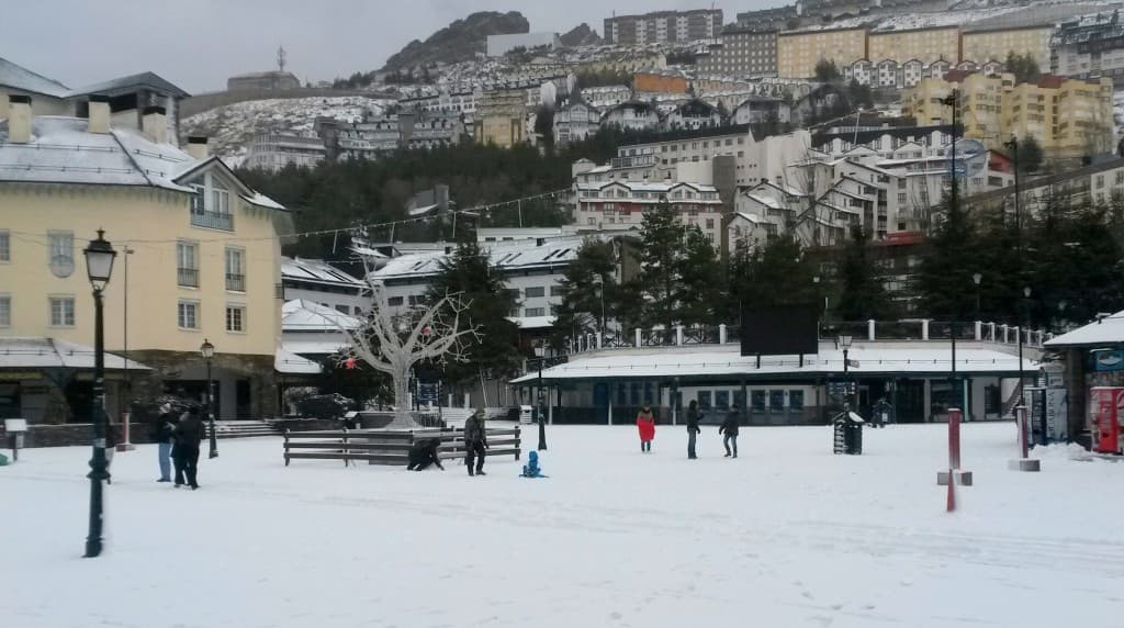 Sierra Nevada inaugura la temporada con nieve recién caída