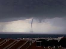 Un tornado, acompañado de una momentánea tormenta, recorre la Costa Tropical