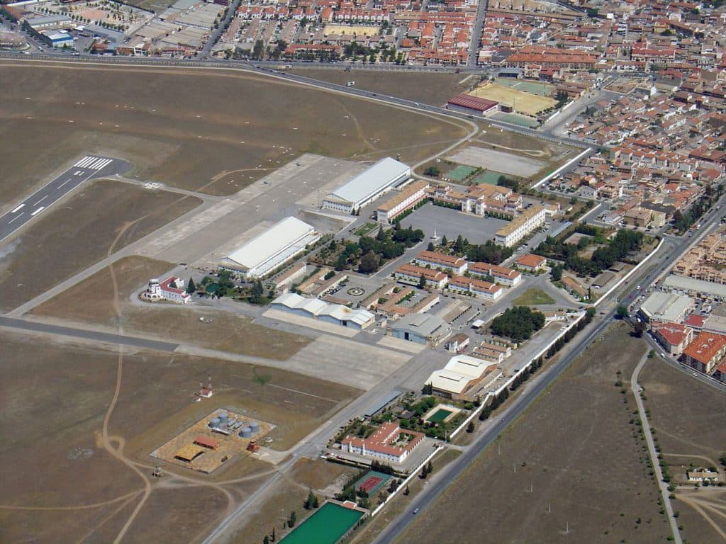 Acción Social organiza una visita de los Centros Municipales de Participación Activa a la Base Aérea de Armilla