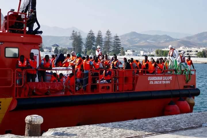 Un muerto y cinco desaparecidos en la patera semihundida rescatada en Motril con 46 personas a bordo