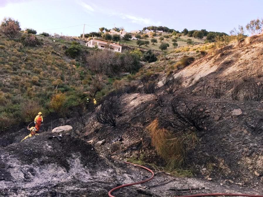Un incendio arrasa más de 2.000 metros cuadrados en una zona de Molvízar