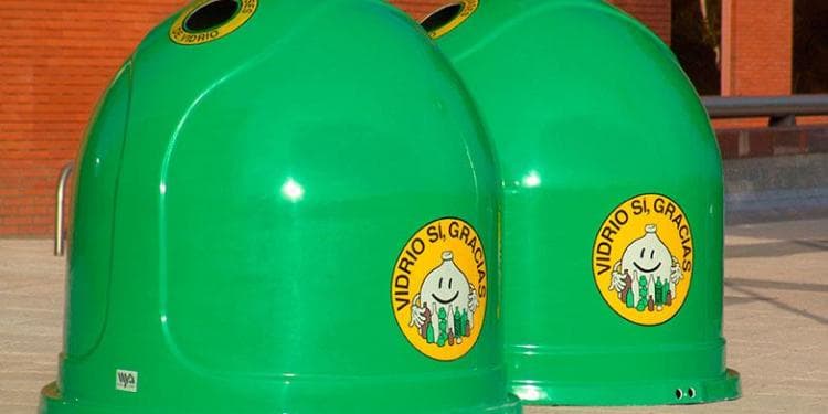Salobreña inicia una campaña para promover el reciclaje de vidrio entre los establecimientos de hostelería del municipio