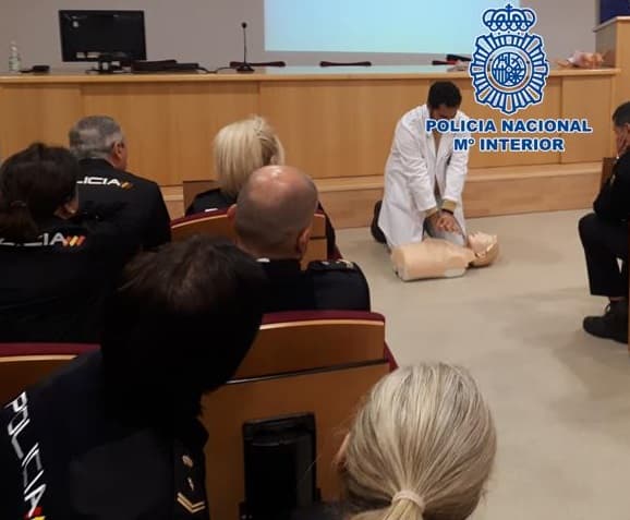 Agentes de Policía Nacional logran reanimar a un octogenario que se encontraba sentado en un banco con débiles constantes vitales e inconsciente
