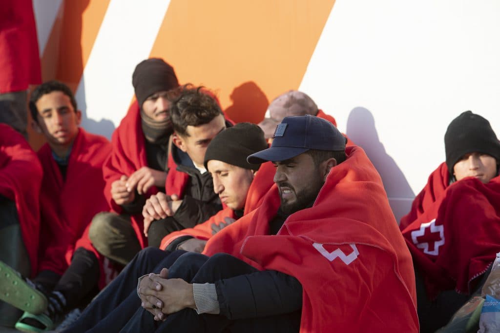 Trasladados al Puerto de Motril 17 inmigrantes, 4 menores, rescatados de una patera