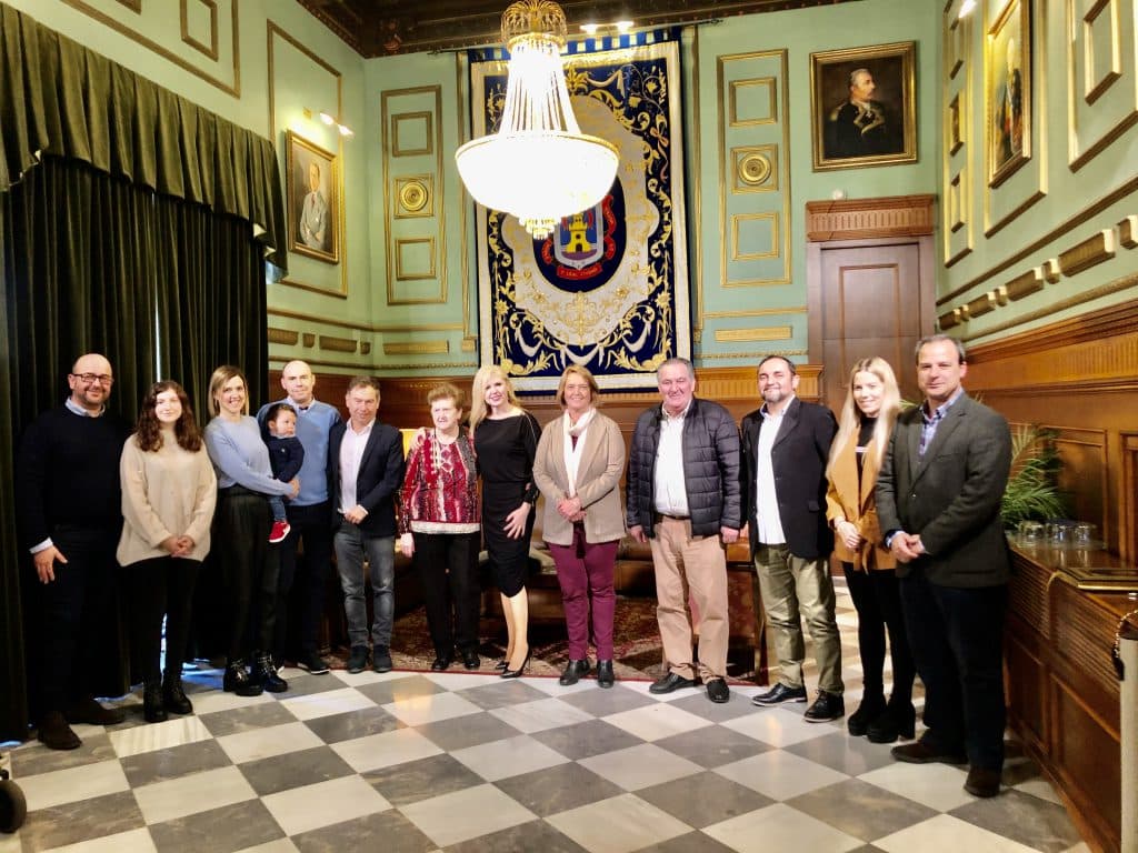 El Gobierno local recibe a Mar Aragón y a la Agrupación de Hermandades, galardonados con la Medalla de Oro