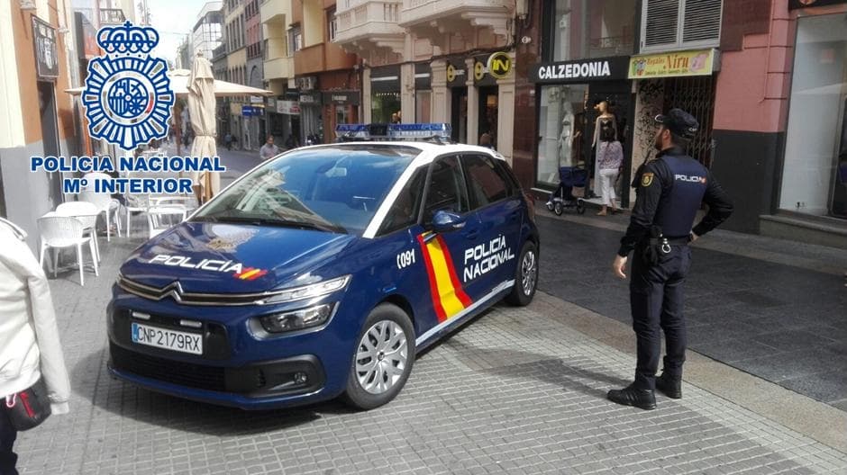 Detendio un varón sorprendido por el propietario mientras forzaba presuntamente la persiana de una panadería con un destornillador