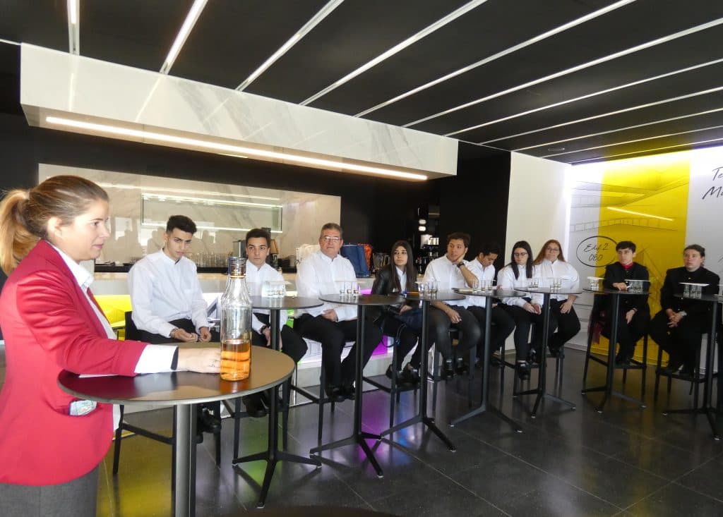 Continúan las acciones de FormActiva+ con la visita de los alumnos a la Bodega de Ron Montero