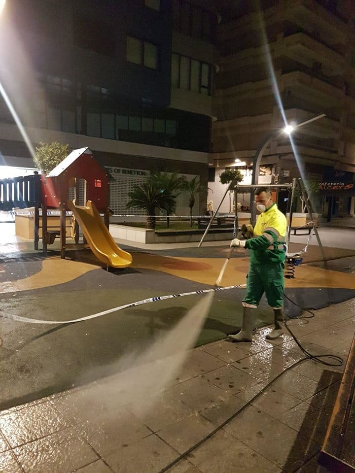 Motril pone en marcha un operativo de desinfección ininterrumpido durante los siete días de la semana