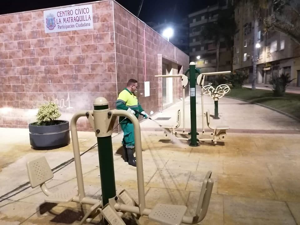 Motril desinfecta parques, calles y plazas