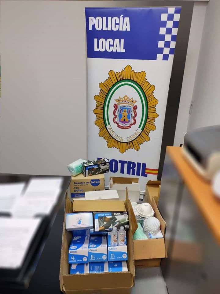 China Home, Bazar Fu y Mufer Distribuciones entregan material de autoprotección a la Policía Local de Motril