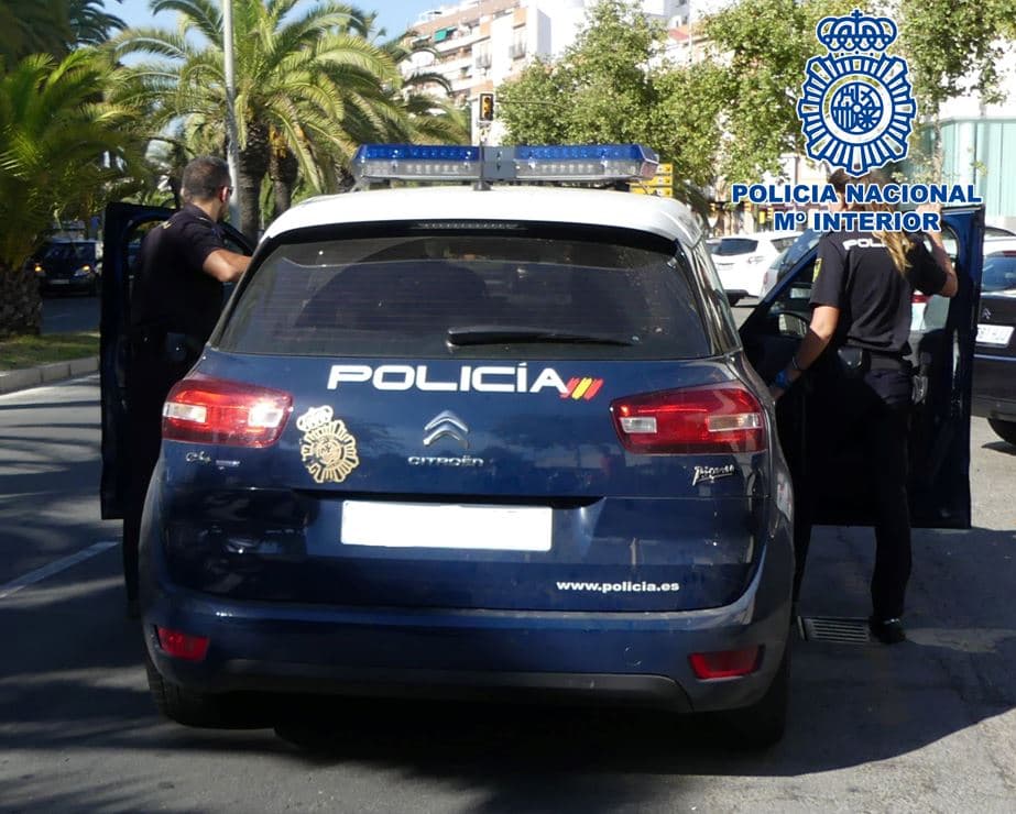 Tres personas pilladas «in fraganti» tras forzar la puerta de una casa y revolver todo el mobiliario