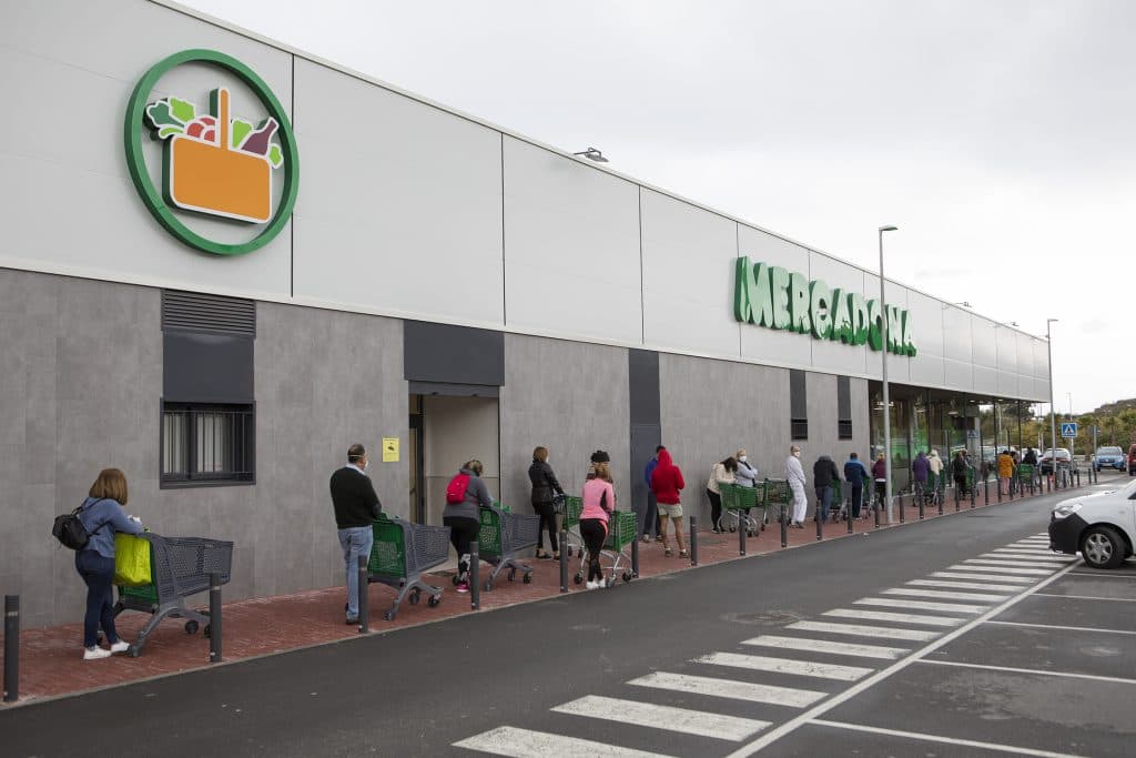 Colas en las puertas de los supermercados
