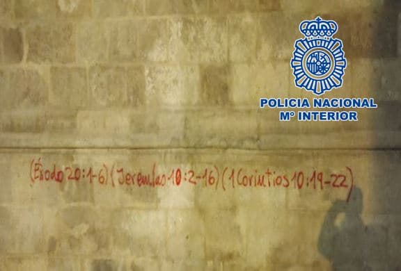 Detenido un individuo que habría causado daños en el Patrimonio Histórico con pintadas en la fachada de la Catedral granadina