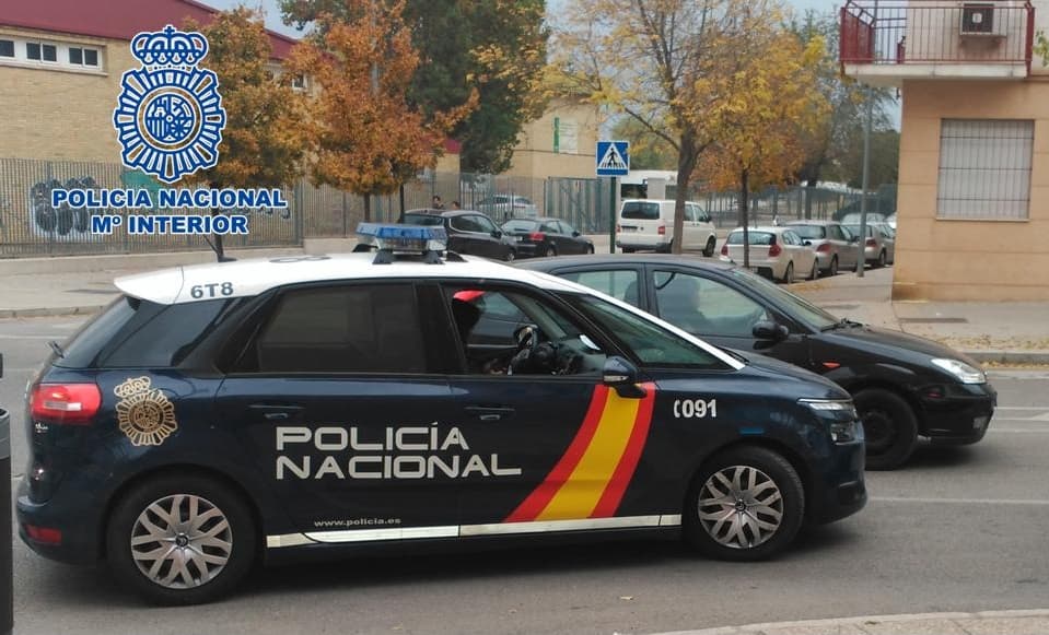 Detenido un varón por fracturar la barrera de un parking con su furgoneta para salir del mismo