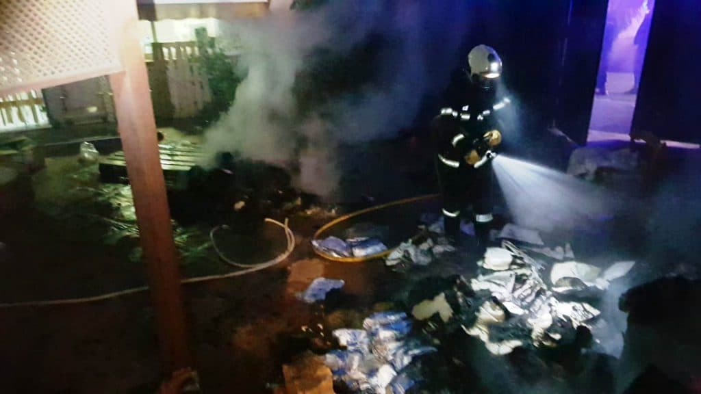 Los Bomberos de Almuñécar sofocaron un incendio en el patio de una vivienda de la zona de Velilla