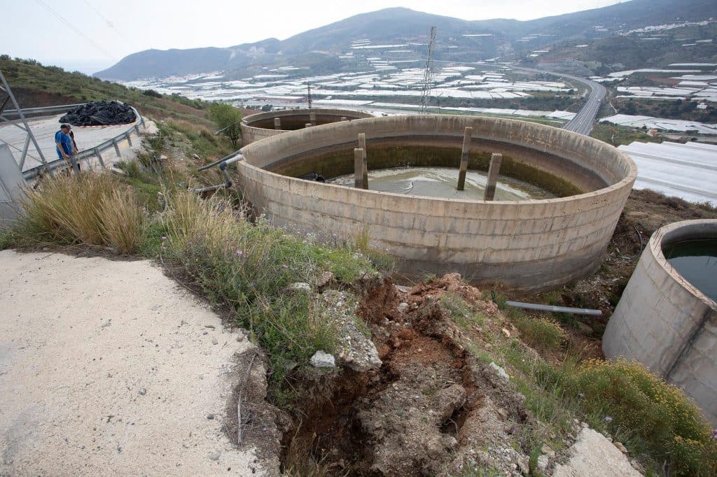 Corrimiento de tierra en una ladera de Castell de Ferro junto a la A-7