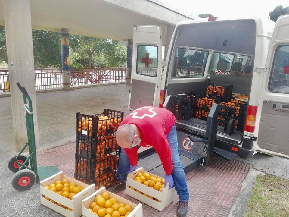 Motril reparte más de 40.000 kilos de alimentos de primera necesidad entre las familias de la ciudad durante el confinamiento