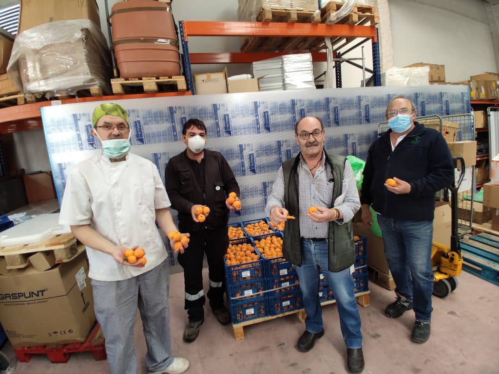 Frutas Manzano endulza el Hospital Santa Ana con la donación de nísporas