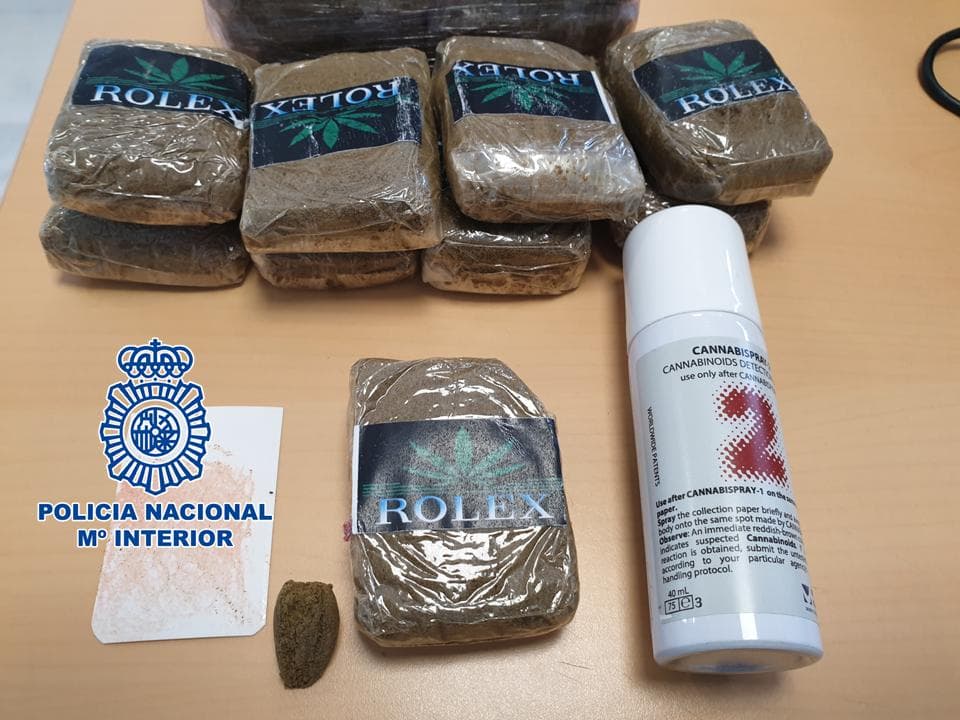 Tras una persecución a pie, detienen en Motril a un joven que transportaba casi 1,5 kilos de hachís