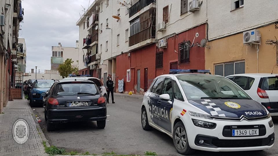 Un conductor atropella a dos agentes de la Policía Local en pleno centro de Motril