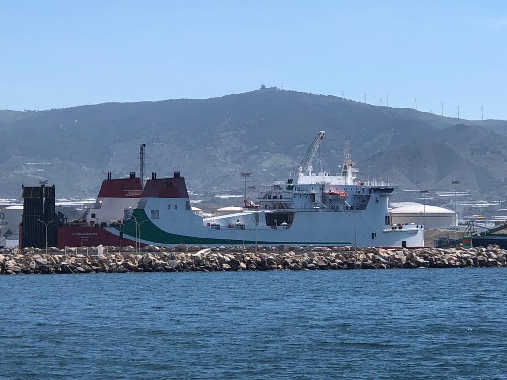 Los buques atracados en el Puerto de Motril se han sumado al Día Internacional del Trabajo haciendo sonar sus sirenas