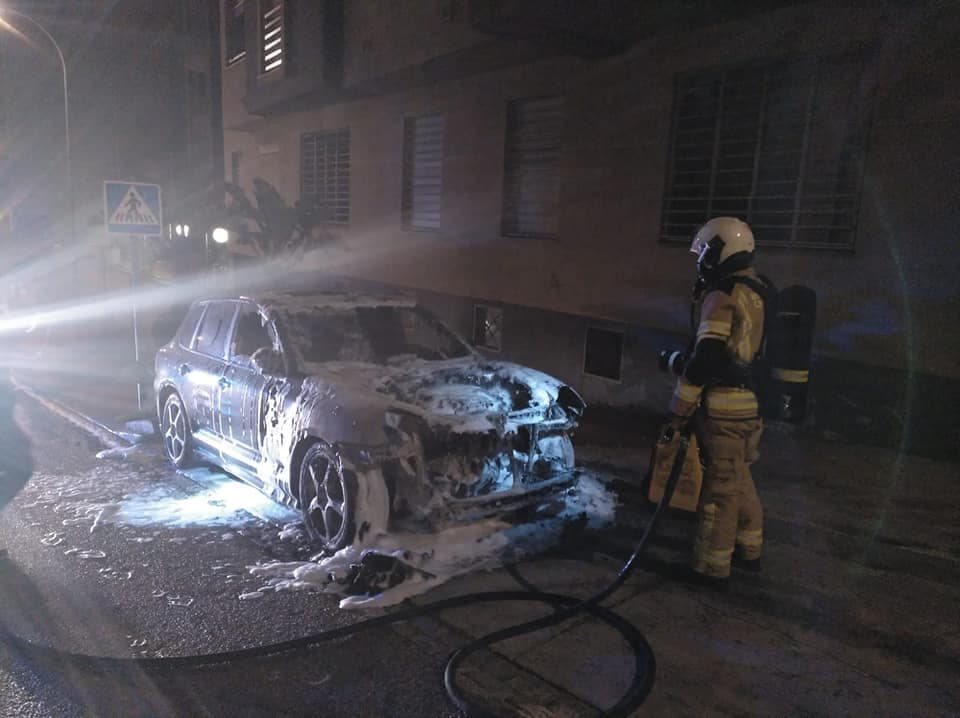 Arde un vehículo de alta gama en Almuñécar por causas desconocidas