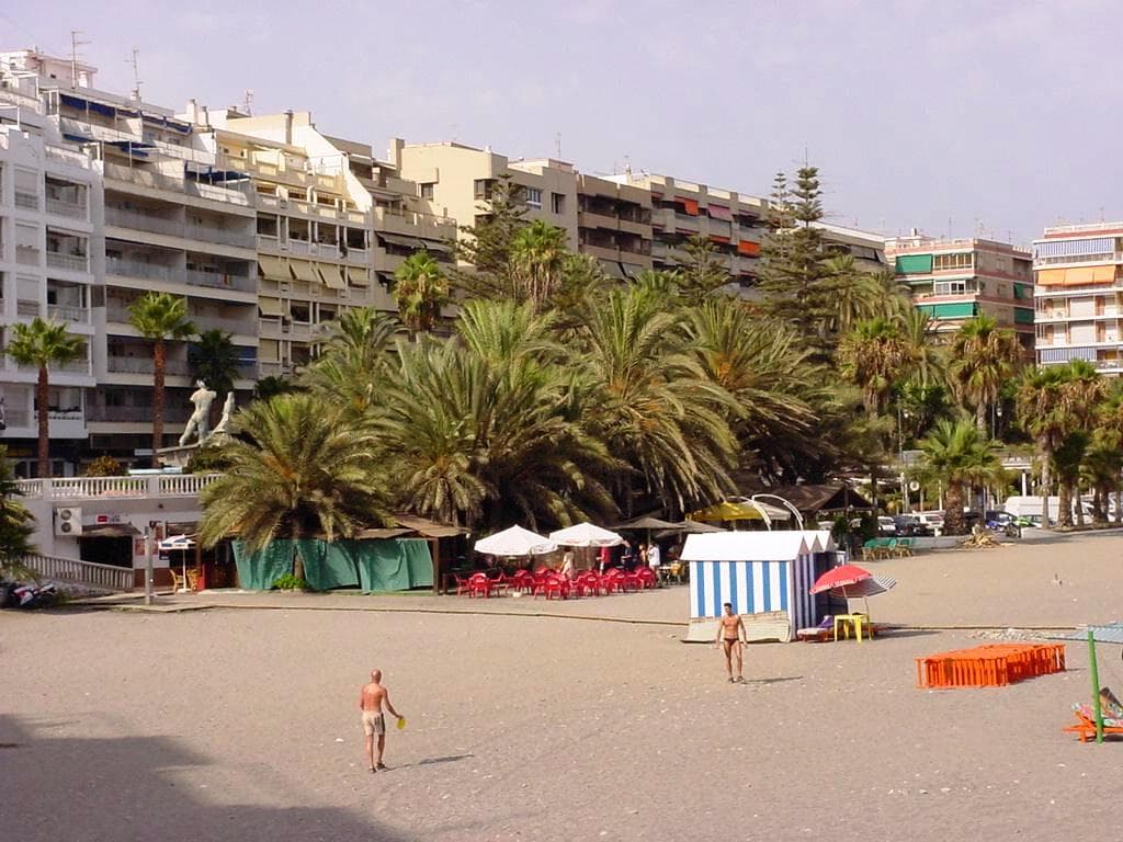 Almuñécar saca a licitación dos locales para bares en la zona de ocio de los Bajos del Fenicio