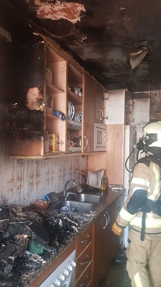 Incendio en la cocina de un piso en la urbanización La Palmera