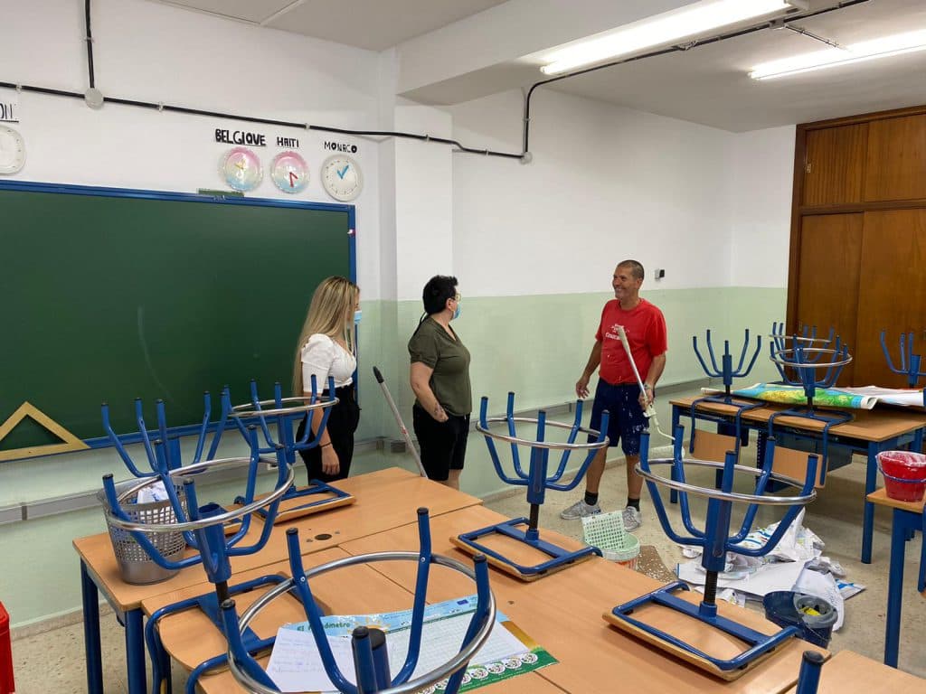 El Ayuntamiento realiza actuaciones de mejora y mantenimiento en los colegios de Motril durante la crisis