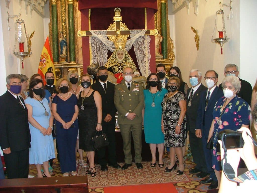 Se impone a la Virgen de las Angustias el fajín de General